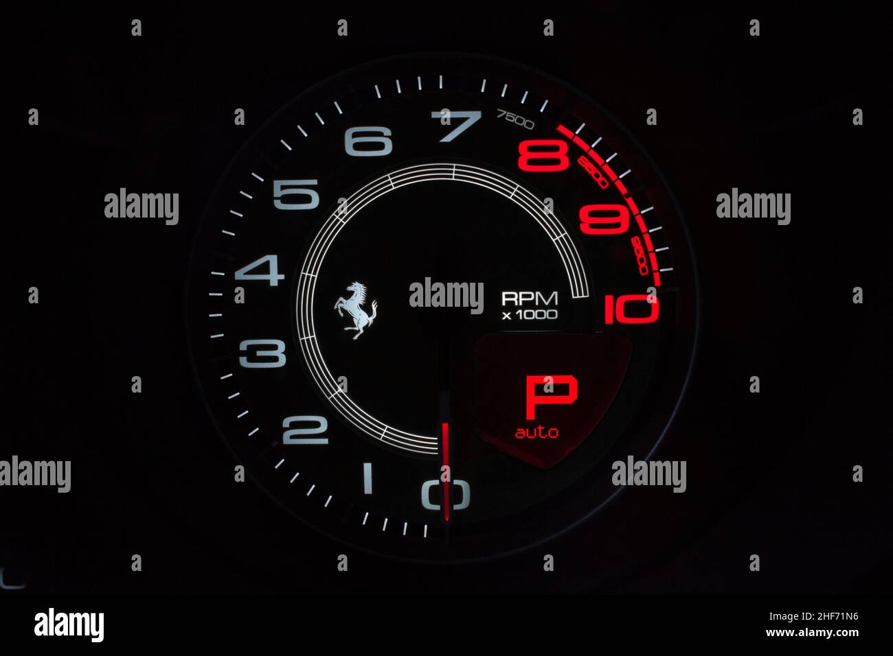 Ein Ferrari 488 GTB aus dem Jahr 2015 mit analogem Drehzahlmesser mit Digital Display Gear Indicator und Ferrari Pritcing Horse Logo Stockfoto