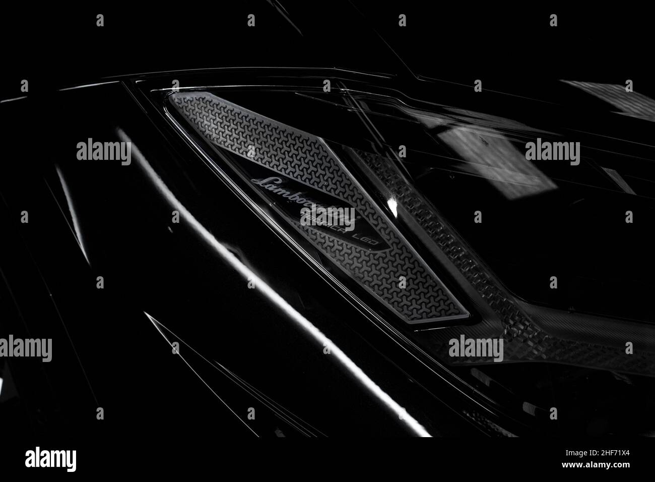Closeup Detail der LED-Scheinwerfer. Schöne, moderne Eleganz Scheinwerfer  Auto. Schwarze Automobils. Automobilindustrie Technologie. Auto Teile busin  Stockfotografie - Alamy