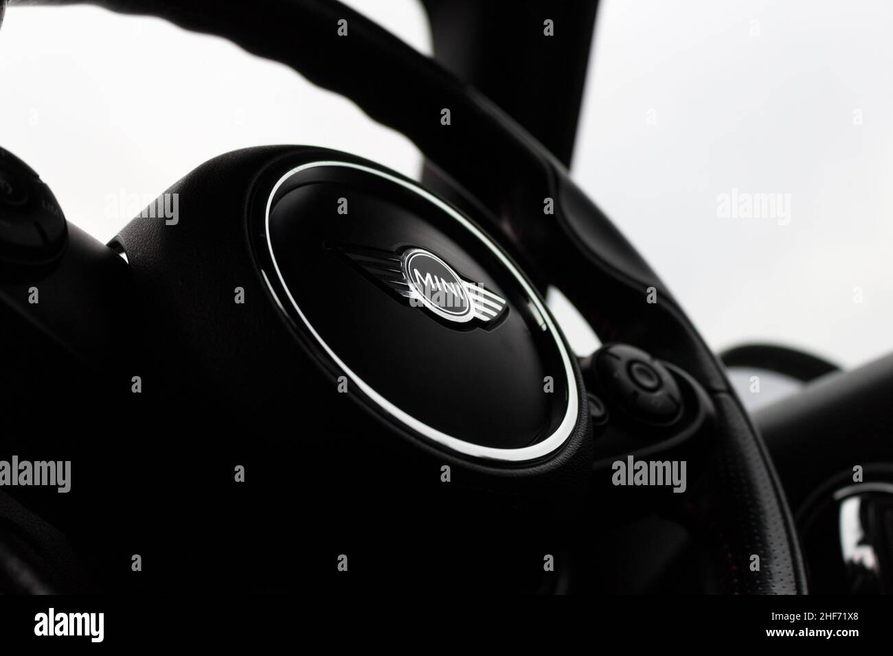 Das schwarze Multifunktionslenkrad aus Leder mit Mini-Logo auf dem Lenkrad  eines 2018 Mini Cooper S JCW Stockfotografie - Alamy