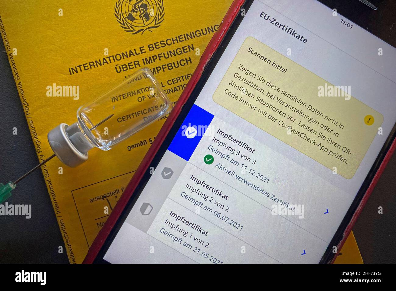 Themenbild/symbolisches Foto: Auffrischimpfung, 3rd Impfungen, digitale Covid-Zertifikate aus der EU auf einem Smartphone, vollständiger Impfschutz, Impfpass 3 von 3, digitale Impfkarte, Impfpass. Stockfoto