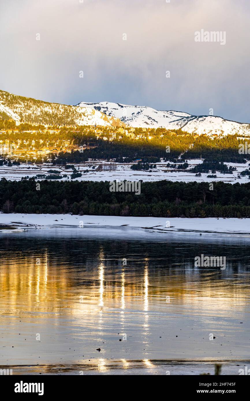 Lac de Matemale gelé en hiver, Capcir, Pyrenees Orientales, Frankreich Stockfoto