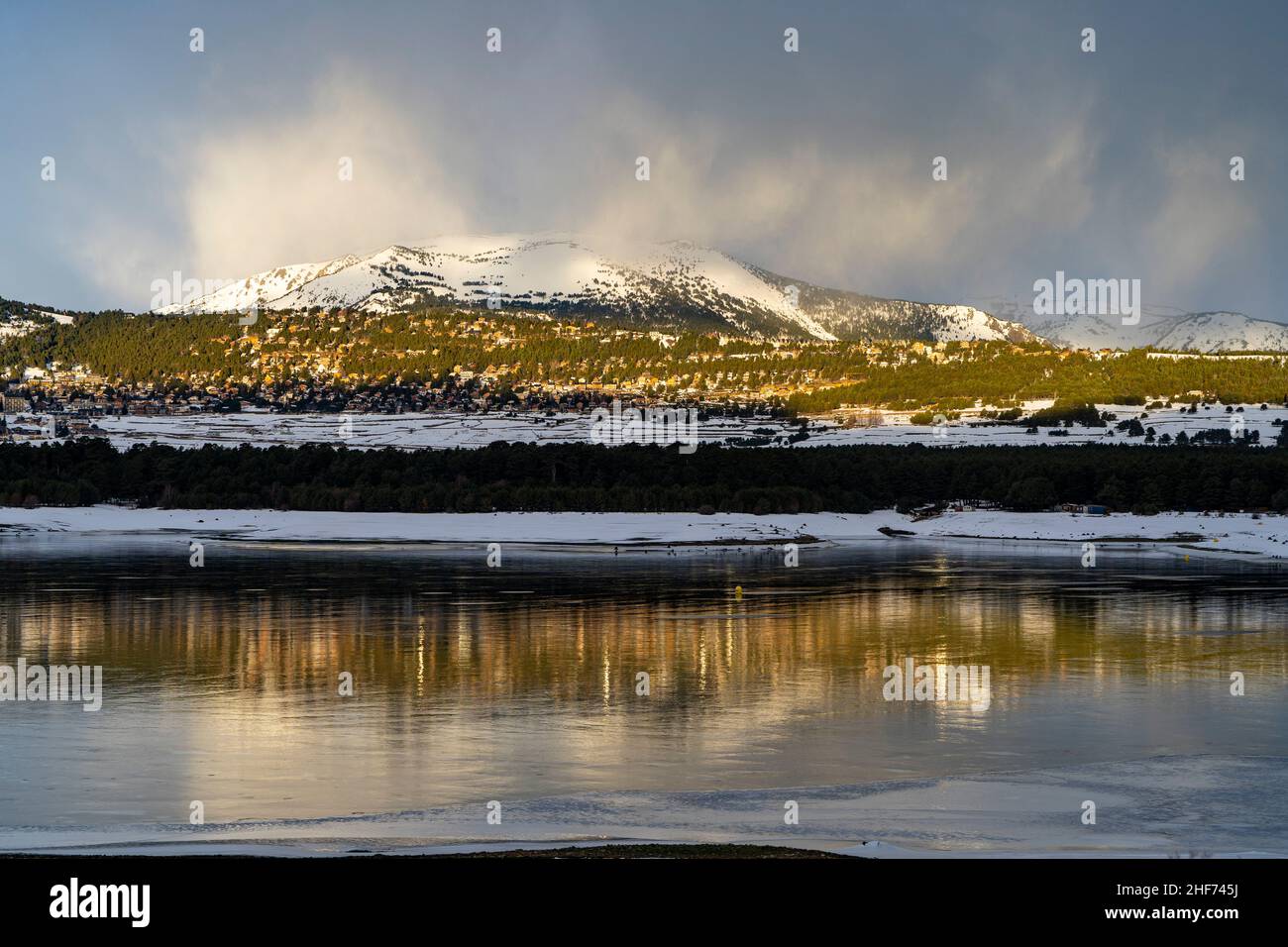 Lac de Matemale gelé en hiver, Capcir, Pyrenees Orientales, Frankreich Stockfoto