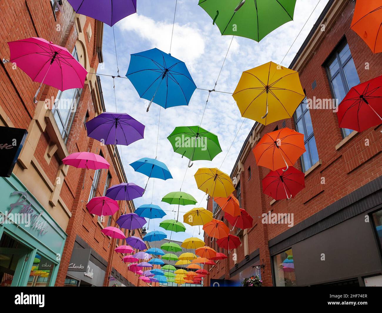 Durham, Großbritannien - 8th. Juli 2019: Umbrella Street ist die Sommerinstallation des Prince Bishops Shopping Centers, die unsere bewölkten Tage erhellen soll. Vibr Stockfoto Durham, Großbritannien - 8th. Juli 2019: Umbrella Street ist die Sommerinstallation des Prince Bishops Shopping Centers, die unsere bewölkten Tage erhellen soll. Vibr Stockfoto