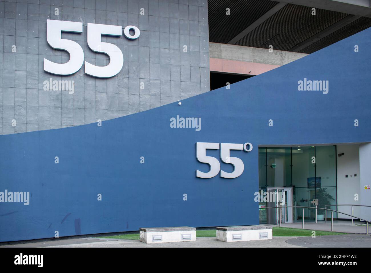 Newcastle, Großbritannien - 7. Mai 2019: 55 Grad Nord, ein Wahrzeichen im Stadtzentrum, benannt nach Newcastles Breitengrad. Inklusive Wohnungen, Bars Stockfoto