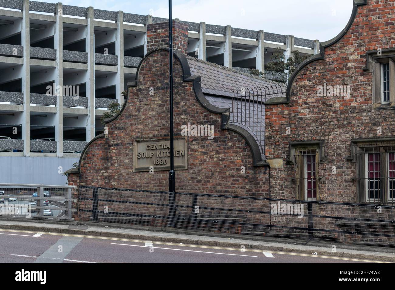 Newcastle, Großbritannien - 7. Mai 2019: National Trust Holy Jesus Hospital, Newcastle City Centre. Eines von nur zwei intakten Backsteingebäuden aus dem 17th. Jahrhundert Stockfoto