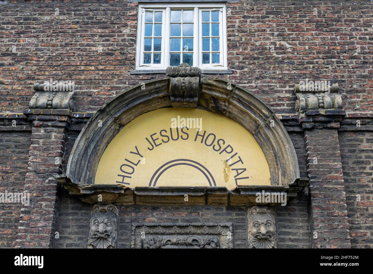 Newcastle, Großbritannien - 7. Mai 2019: National Trust Holy Jesus Hospital, Newcastle City Centre. Eines von nur zwei intakten Backsteingebäuden aus dem 17th. Jahrhundert Stockfoto