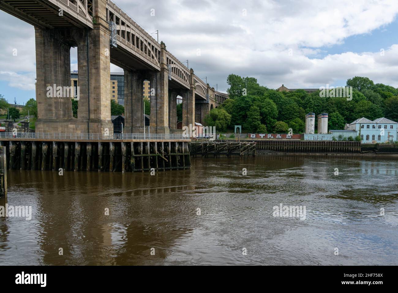 Newcastle, Großbritannien - 7. Mai 2019: Brett Oils am Gateshead Quayside steht im Schatten der High Level Bridge. Kürzlich erworben, um zu entwickelt zu werden Stockfoto