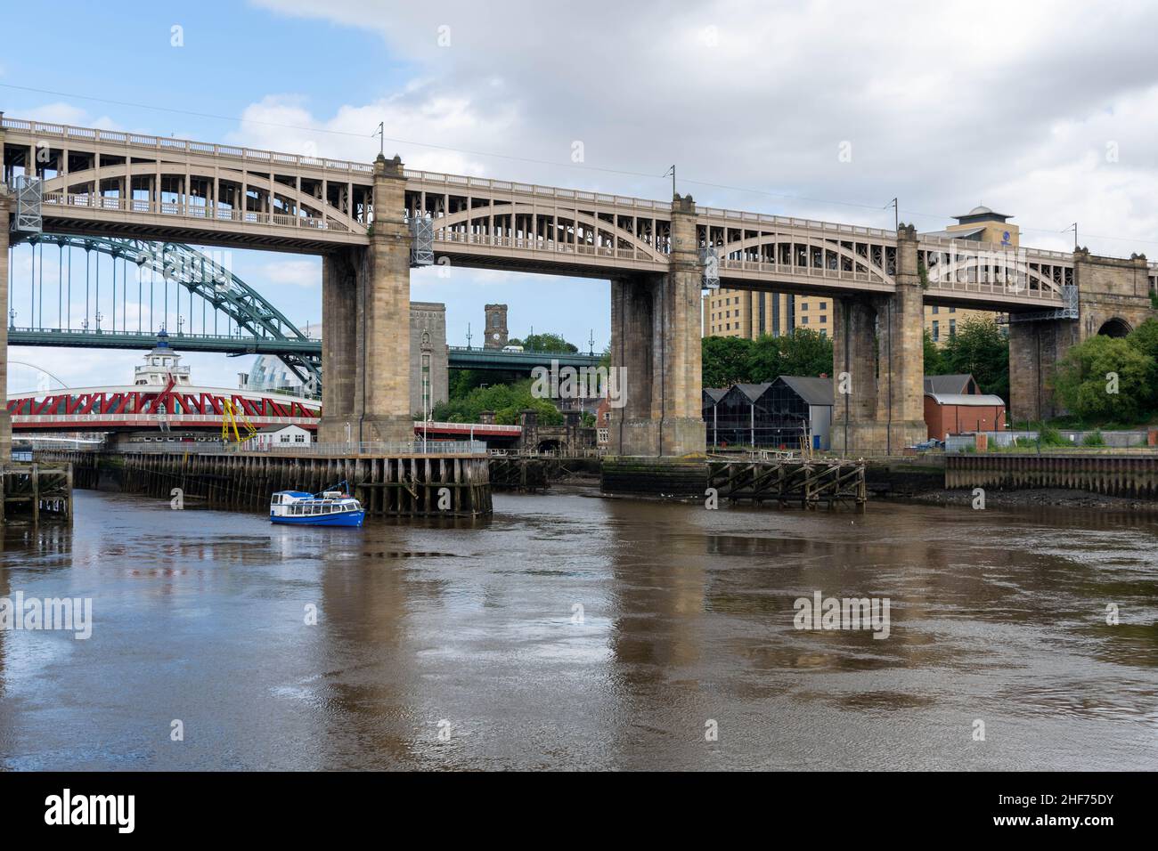 Newcastle, Großbritannien - 7. Mai 2019: Berühmte Brücken, die Newcastle und Gateshead über den Fluss Tyne verbinden, Tyne-Brücke, Hochebenbrücke, Swing Bridge, King Stockfoto