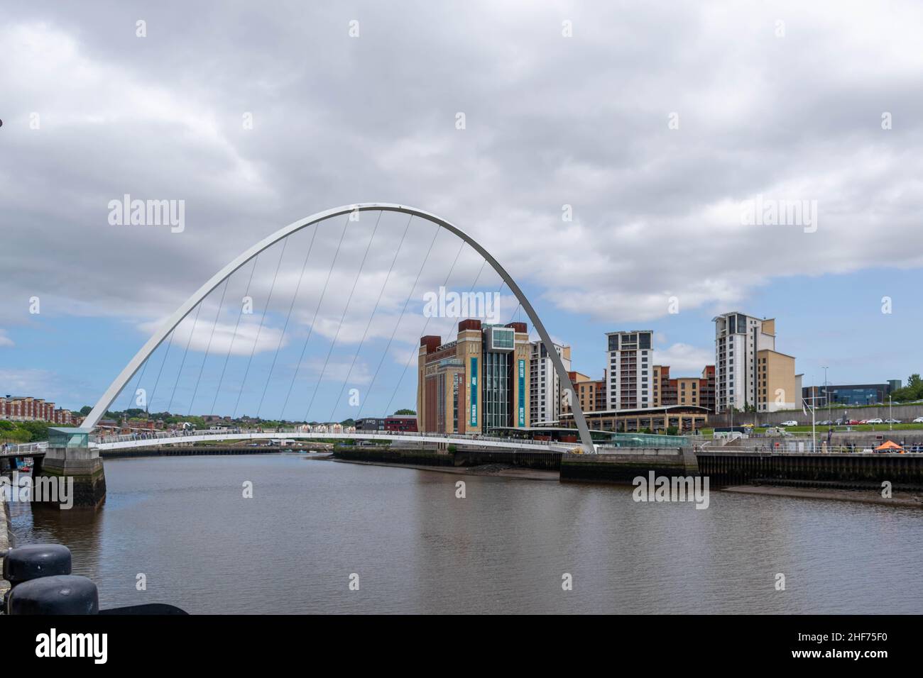 Newcastle, Großbritannien - 7. Mai 2019: Die Gateshead Millennium Bridge ist eine Fußgänger- und Fahrradkippbrücke über den Fluss Tyne. Baltische Mehlmühlen verkommen b Stockfoto