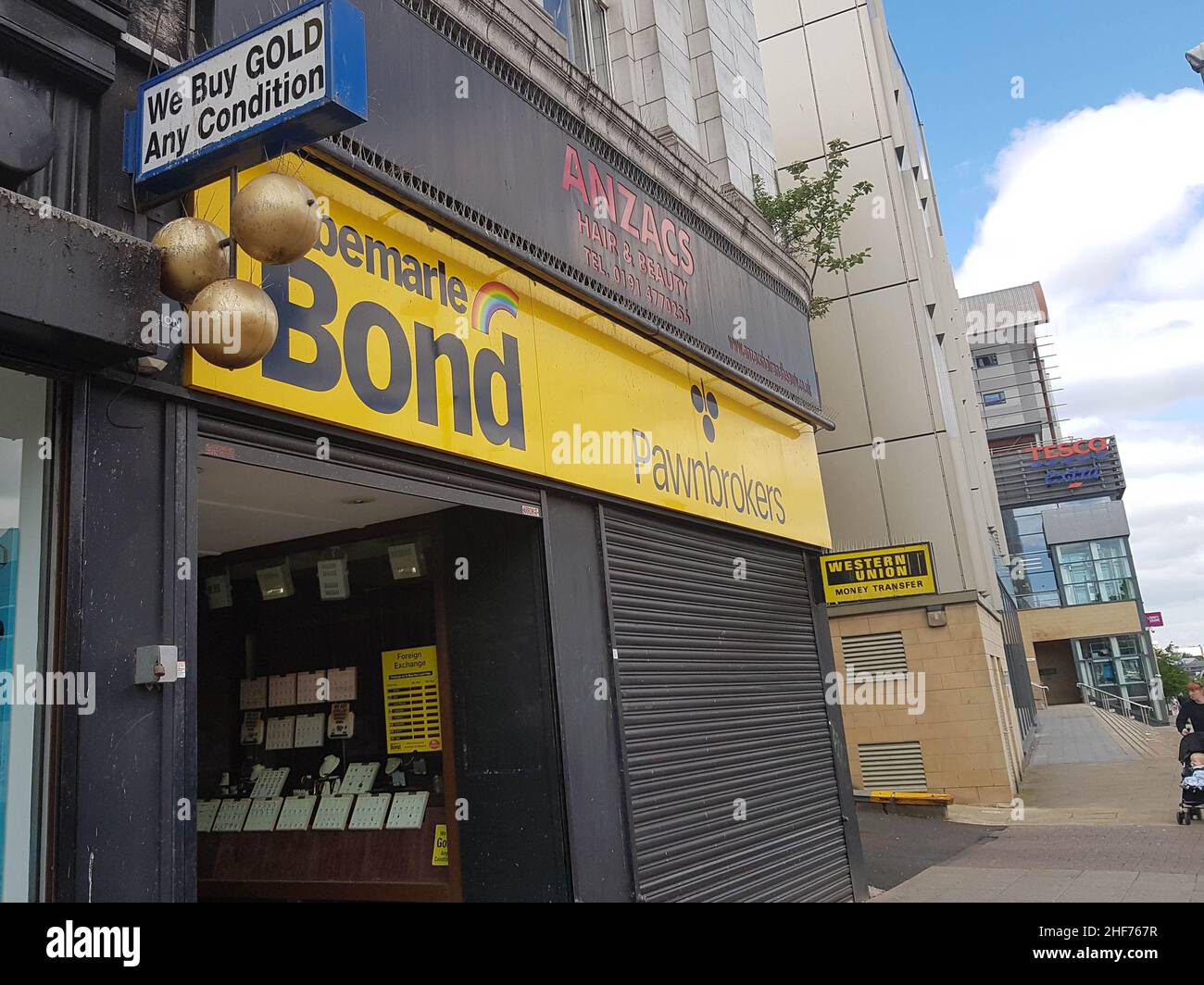 Gateshead, Newcastle upon Tyne - 24th. Mai 2019: An Albert and Bond, A and B, Pawnbroker Shop Front in Gateshead. A&B kaufen Gold, Pfandkredite machen, bieten ca. Stockfoto