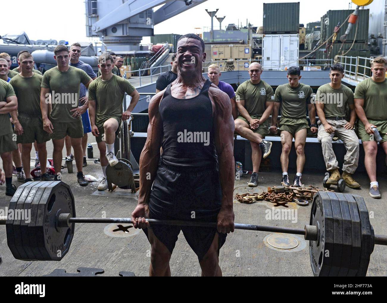 Der Seemann führt bei einem Krafttraining einen Tothub durch. (29740966872). Stockfoto