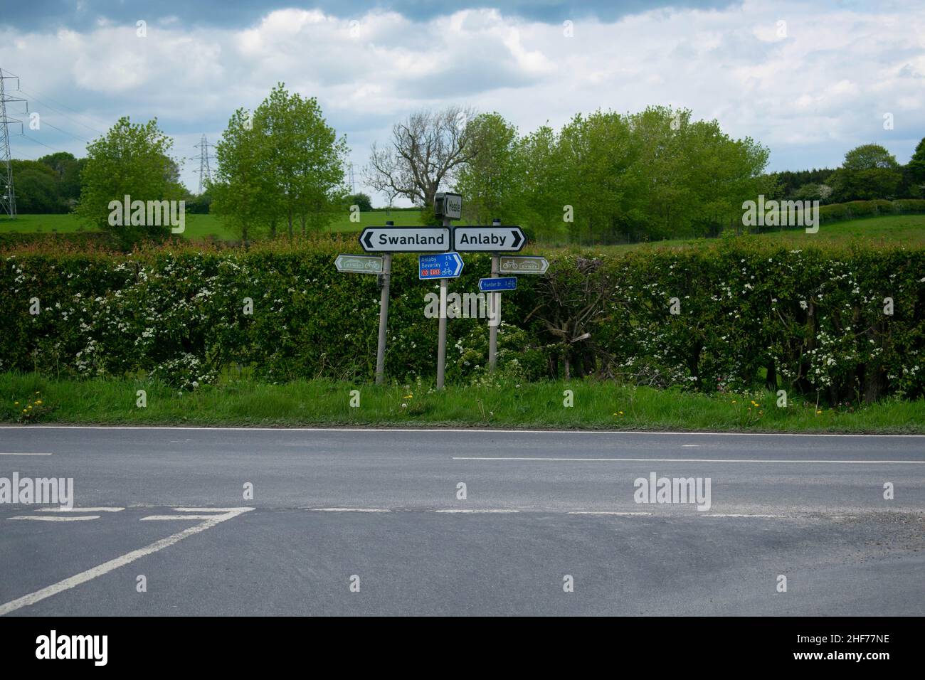 Straßenschild in Richtung Swanland und Anlaby in Kingston upon Hull, East Yorkshire (Kulturstadt 2017) Stockfoto