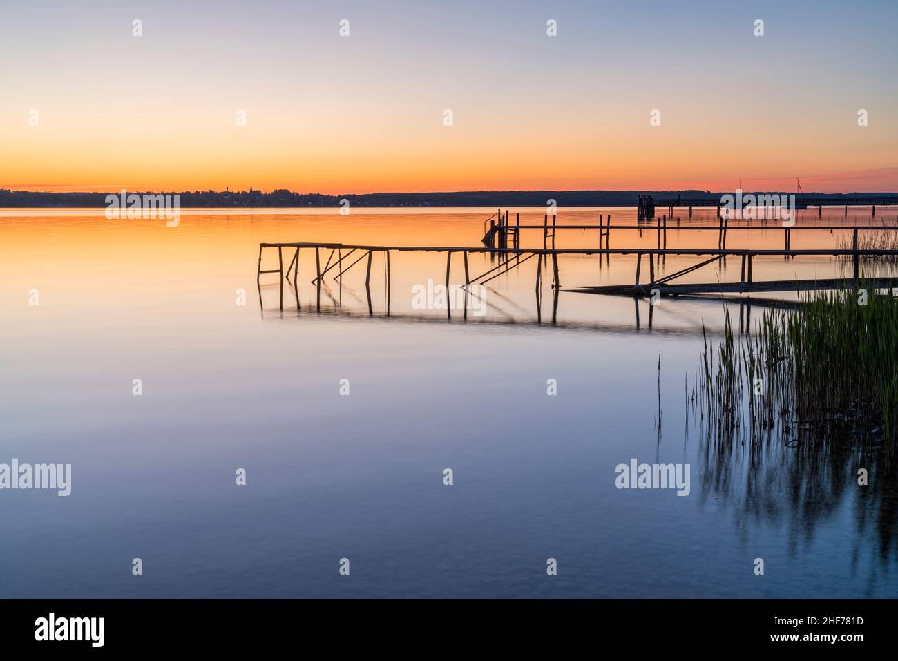 Anlegestelle in der Abenddämmerung am Ammersee, Breitbrunn am Ammersee, Oberbayern, Bayern, Deutschland Stockfoto