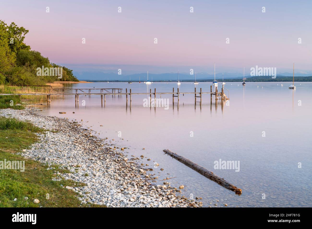 Anlegesteg in der Abenddämmerung am Ammersee mit Blick auf die Alpen, Breitbrunn am Ammersee, Oberbayern, Bayern, Deutschland Stockfoto