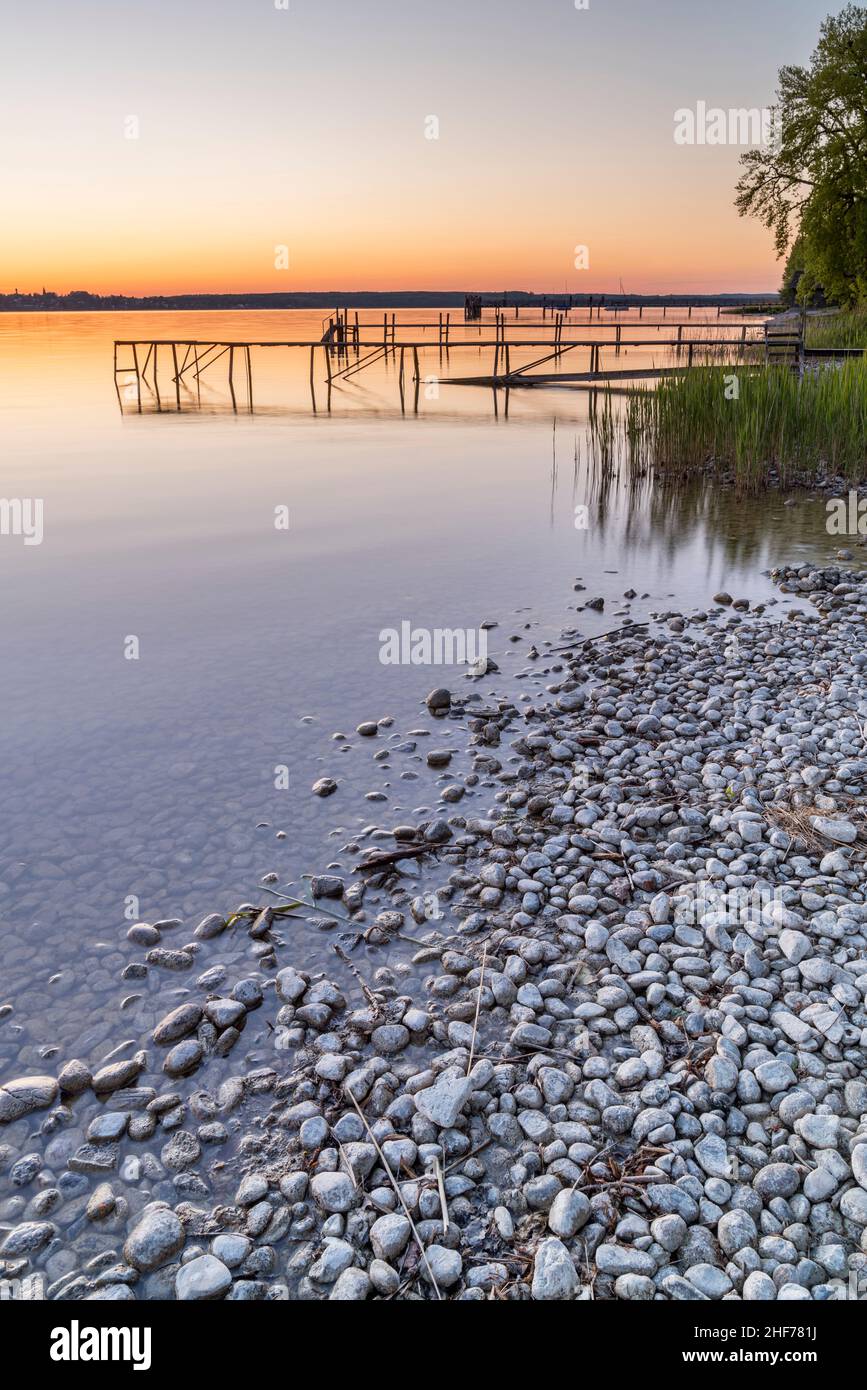 Anlegestelle in der Abenddämmerung am Ammersee, Breitbrunn am Ammersee, Oberbayern, Bayern, Deutschland Stockfoto