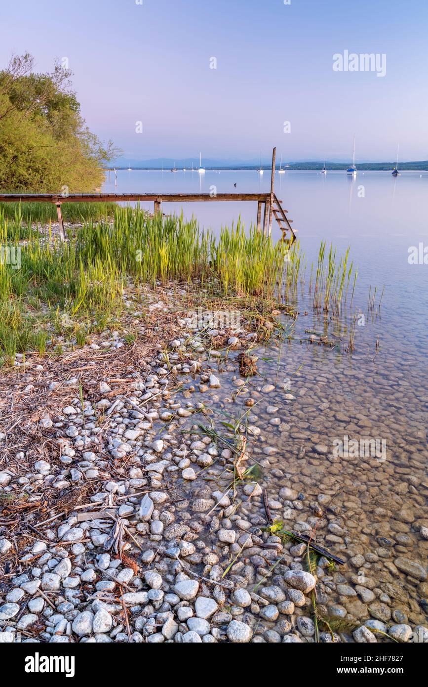 Anlegesteg in der Abenddämmerung am Ammersee mit Blick auf die Alpen, Breitbrunn am Ammersee, Oberbayern, Bayern, Deutschland Stockfoto