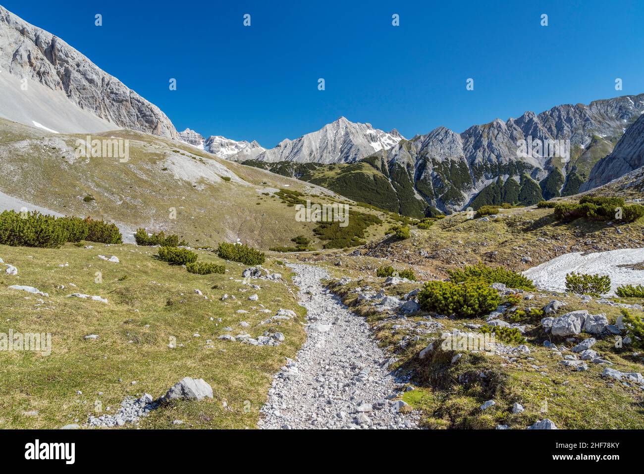 Blick vom Lafatscher Joch (2, 081 m) nach Norden auf die südliche Sonnenspitze (2, 668 m) im Karwendelgebirge, Absam, Tirol, Österreich Stockfoto