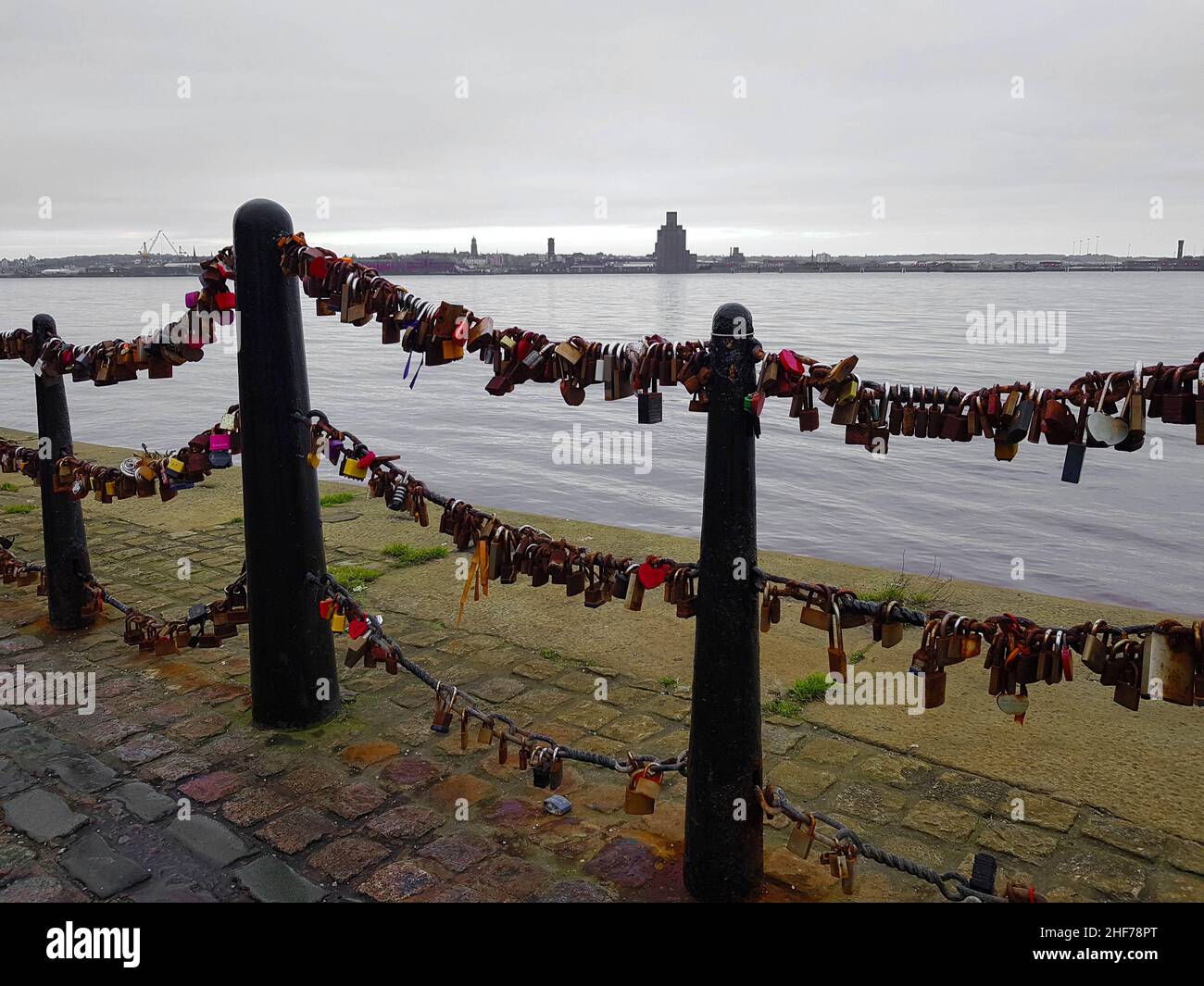 Love Locks im Albert Dock, Liverpool. Liebesschlösser sind ein Symbol ewiger Liebe, ein Zeichen für eine unzerbrechliche Bindung und einen wunderschön bedeutsamen Moment Stockfoto
