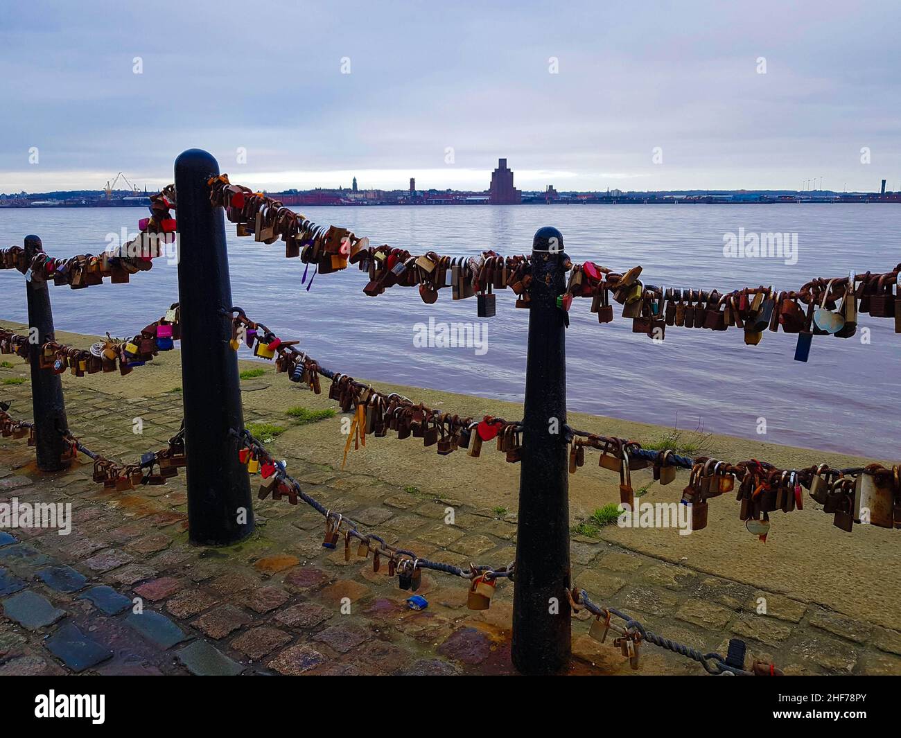 Love Locks im Albert Dock, Liverpool. Liebesschlösser sind ein Symbol ewiger Liebe, ein Zeichen für eine unzerbrechliche Bindung und einen wunderschön bedeutsamen Moment Stockfoto