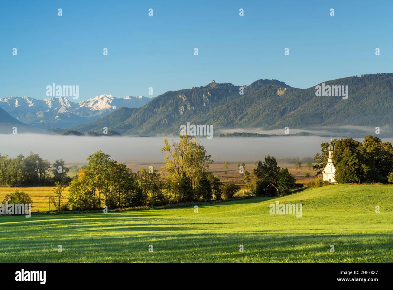 Nebel über dem Murnauer Moos mit Blick auf die bayerischen Alpen, Murnau, Oberbayern, Deutschland Stockfoto