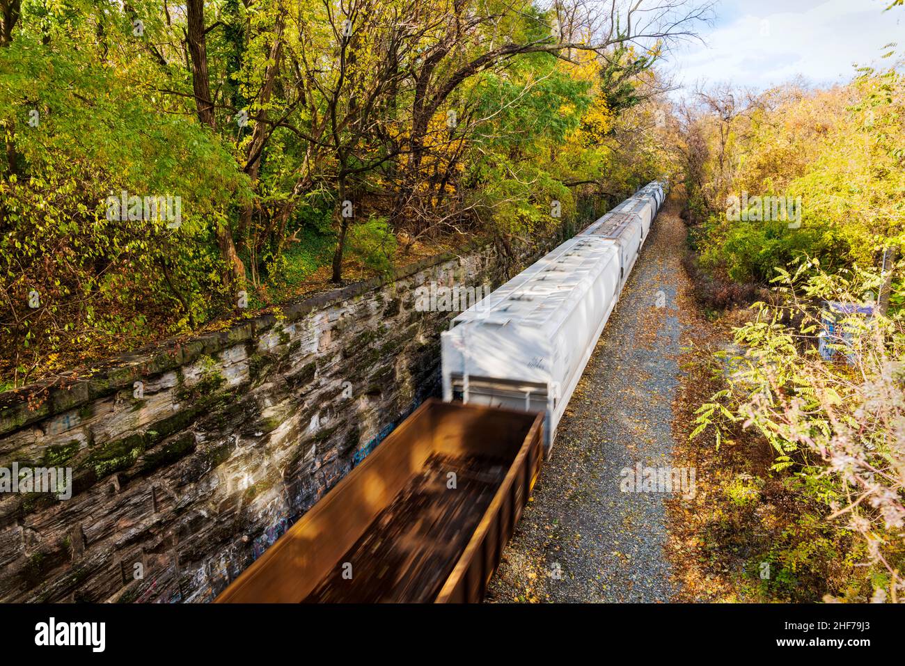 Blur - PAN - Action Overhead-Ansicht des Güterzuges, der durch Philadelphia, Pennsylvania, USA, die Eisenbahnschienen entlang fährt Stockfoto