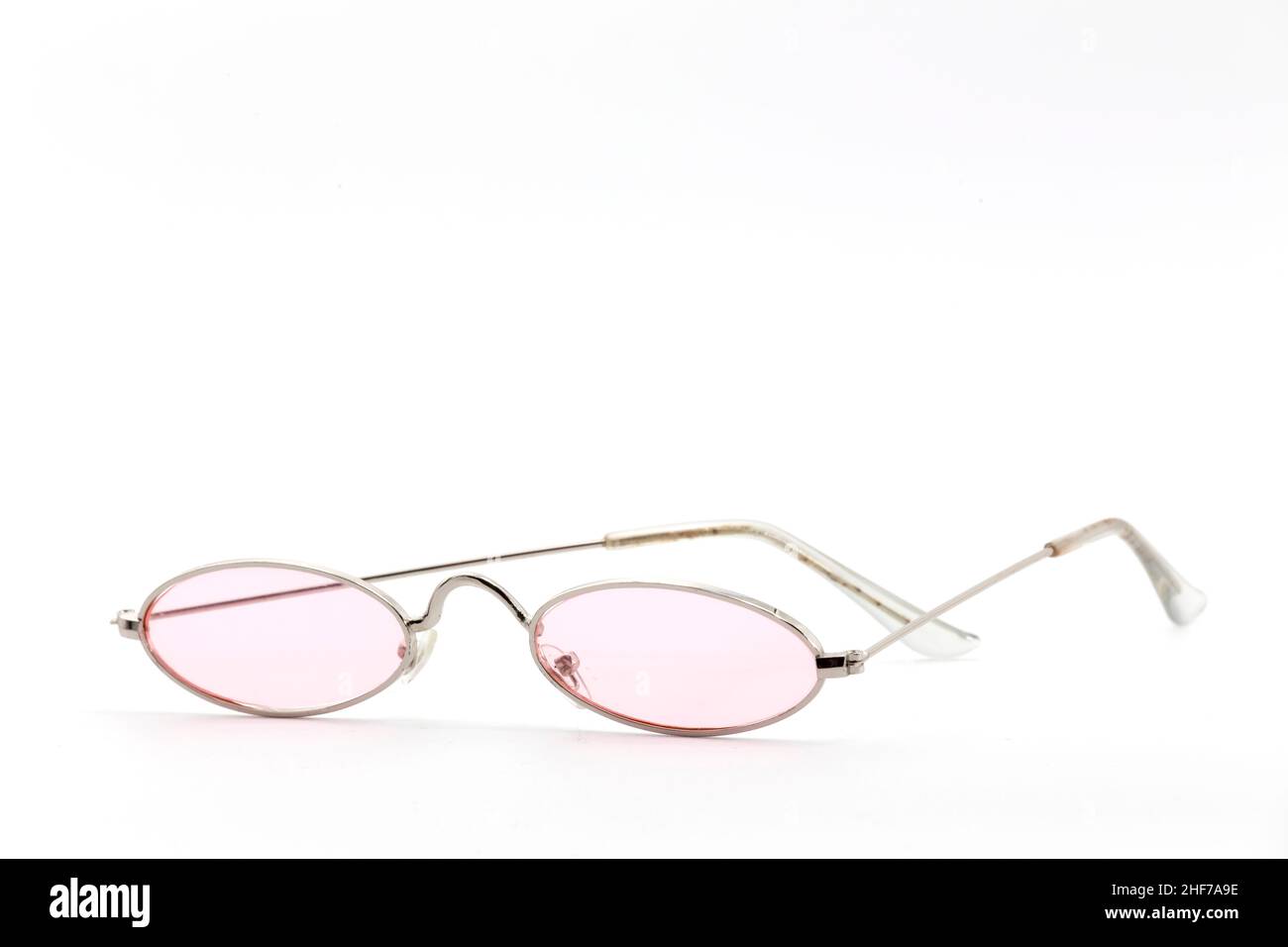 Nahaufnahme einer Brille mit rosa Linsen isoliert auf weißem Hintergrund Stockfoto