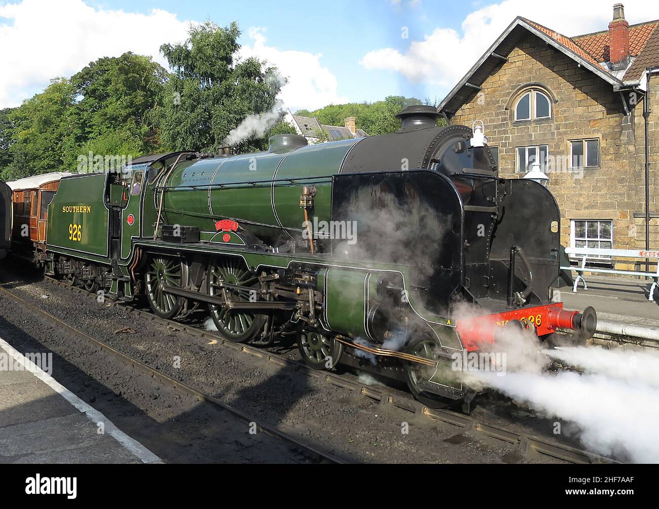 Dampflokomotive Repton (Nummer 30926) aus der Schulklasse Nr. 30926 mit Ausschreibung. Abgebildet ist die olivgrüne Lackierung der Southern Railways. Stockfoto