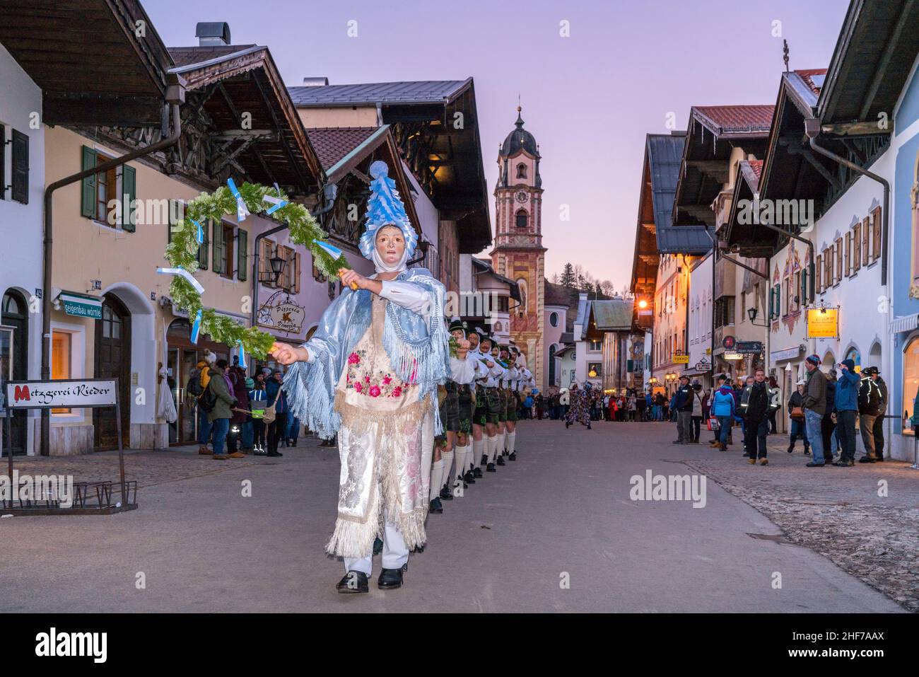 Faschingsumzug zum unsinnigen Donnerstag in Mittenwald, Oberbayern, Bayern, Deutschland Stockfoto