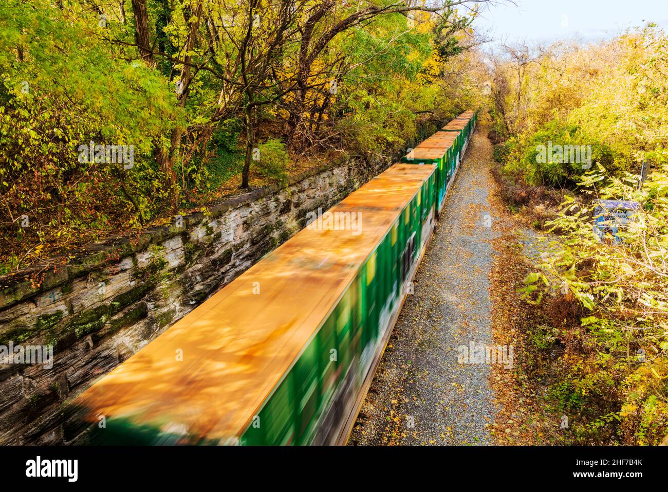 Blur - PAN - Action Overhead-Ansicht des Güterzuges, der durch Philadelphia, Pennsylvania, USA, die Eisenbahnschienen entlang fährt Stockfoto
