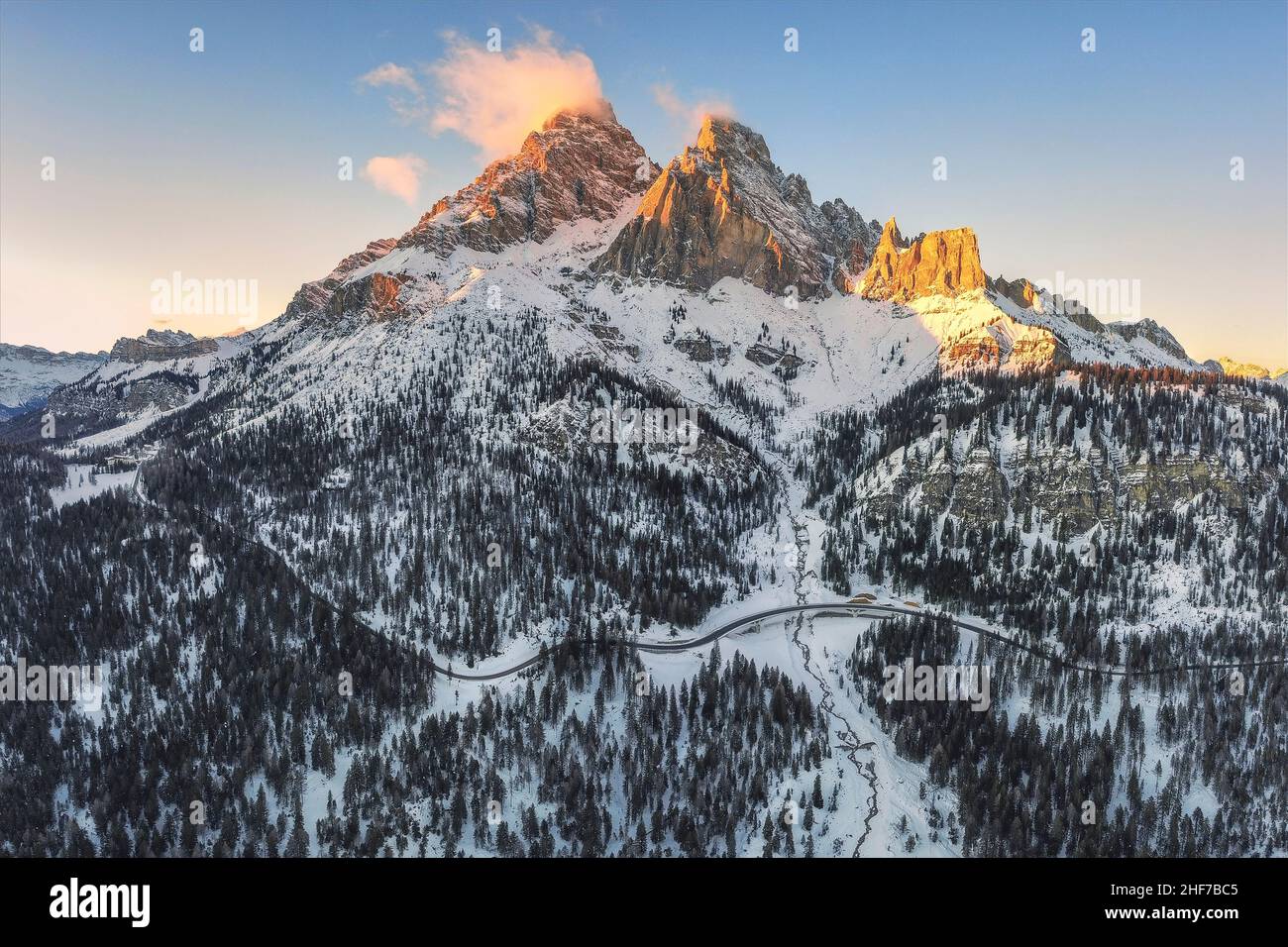 Italien, Venetien, Provinz Belluno, Cortina d'Ampezzo, Luftaufnahme auf dem tre croci-pass mit dem Cristallo-Berg, Dolomiten Stockfoto