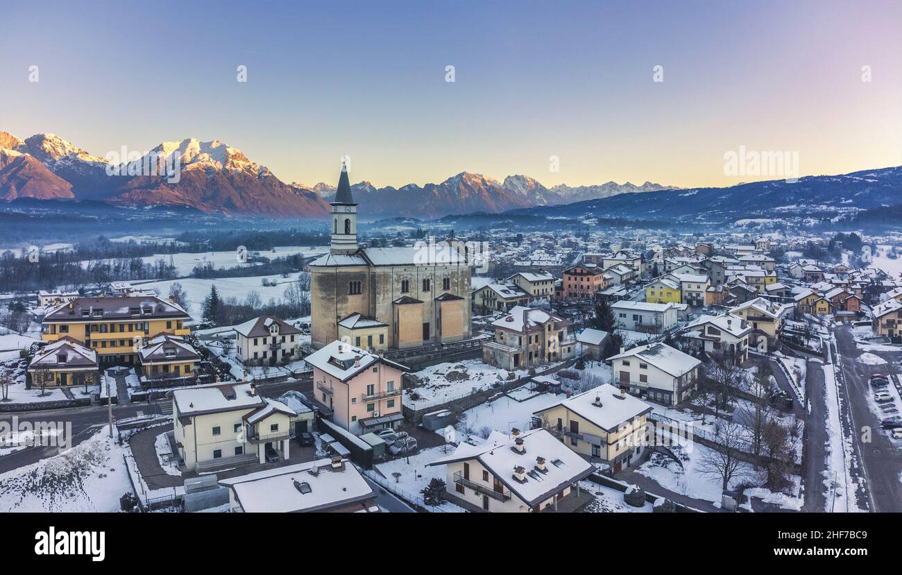 Italien, Venetien, Provinz Belluno, Luftaufnahme von Limana Stockfoto