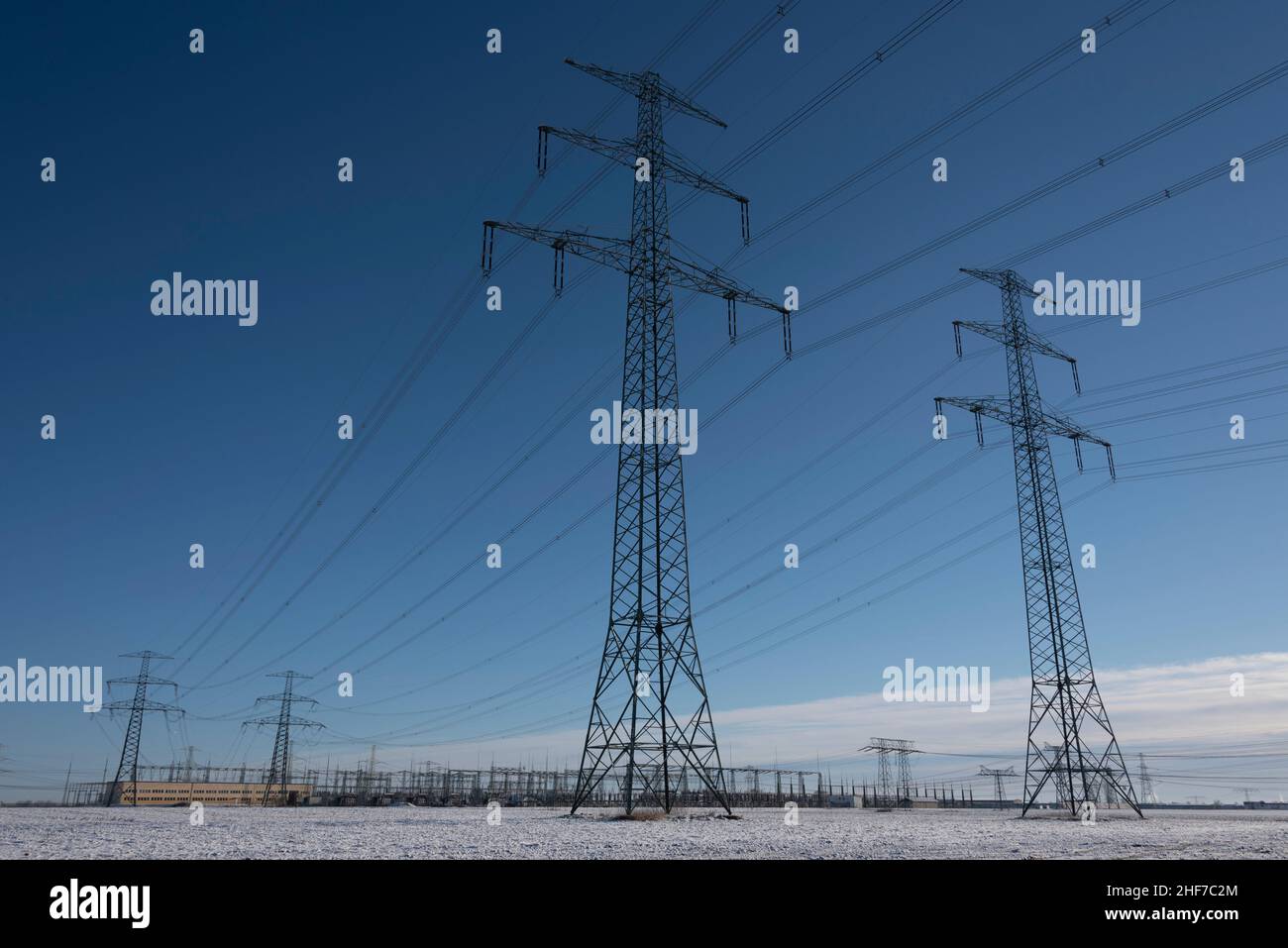 Deutschland, Sachsen-Anhalt, Starkstrompylone, Winterlandschaft Stockfoto