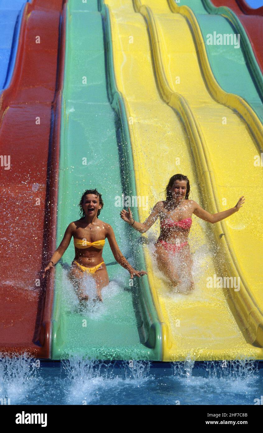 Lustige junge Frau rutscht nach unten farbigen Rodel Wasserpark Stockfoto
