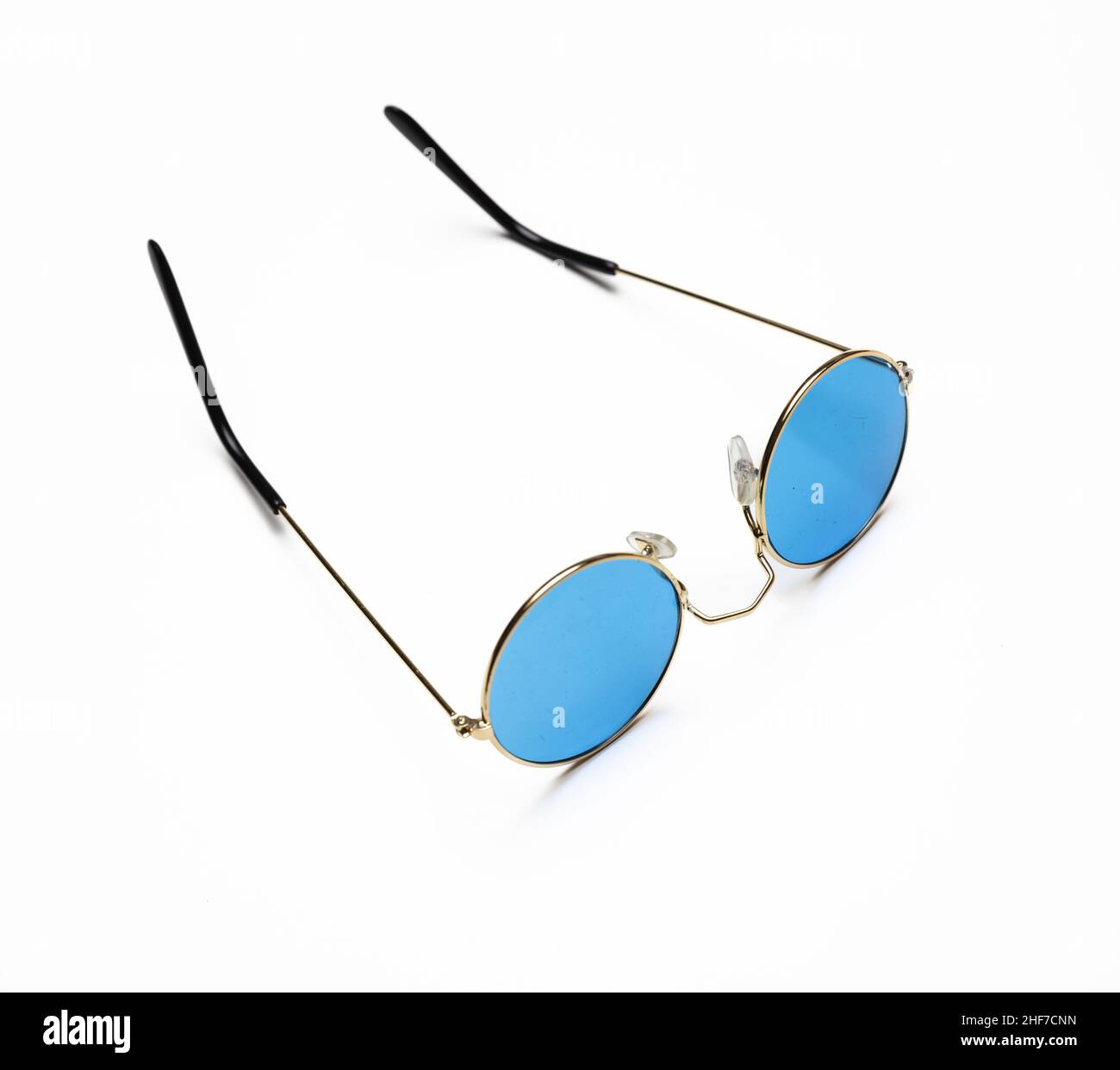 Eyeware, Sonnenbrille mit blauer Farblinse und goldenem runden Metallrahmen isoliert auf weißem Hintergrund, ausgeschnitten, Design-Element Stockfoto