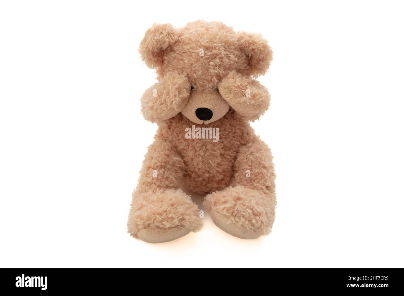 Teddybär-Deckelauge isoliert auf weißem Hintergrund, Vorderansicht. Konzept für Kindesmissbrauch. Stockfoto