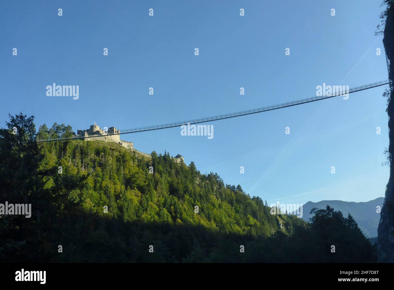 Oesterreich, Tirol, Highline179, Fussgänger-Hängebrücke / Seilbrücke über die Fernpassstraße B 179 südlich von Reutte in Tirol Stockfoto