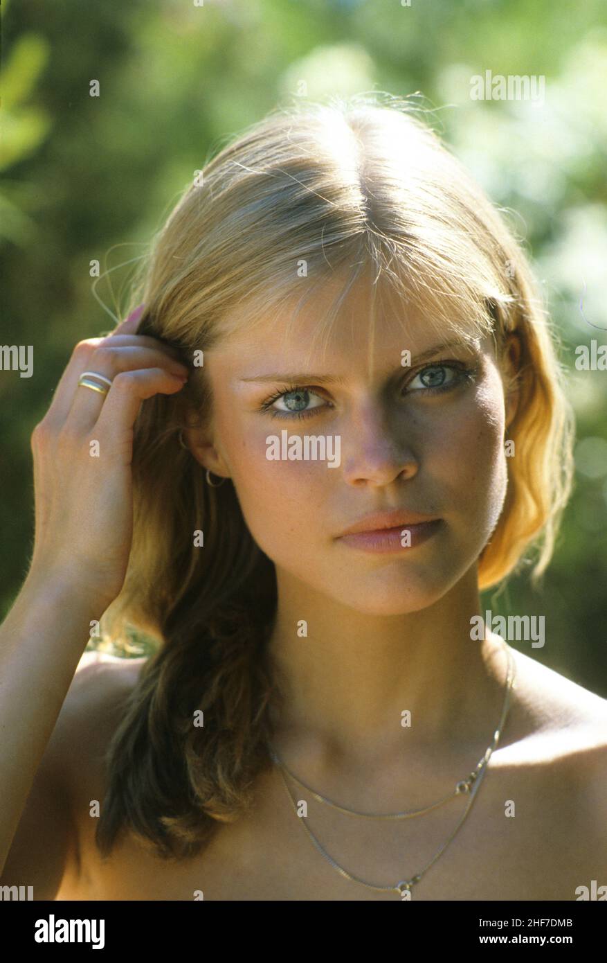 Teenager Nahaufnahme Porträt natürliche Süße Gesicht grün Laub Hintergrund im Freien grün Augen gut aussehend Stockfoto