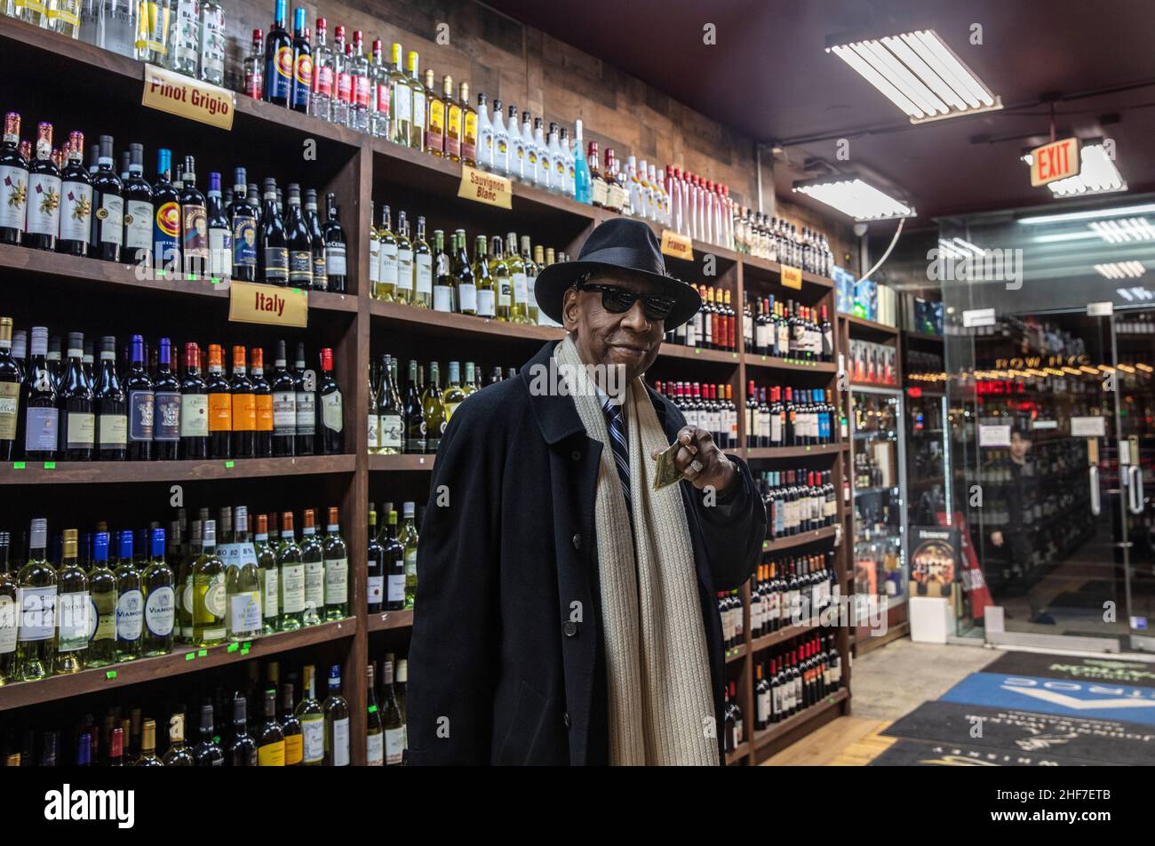 USA, New York City, Manhattan, Lackgeschäft, eleganter Mann im Hut, cool Stockfoto