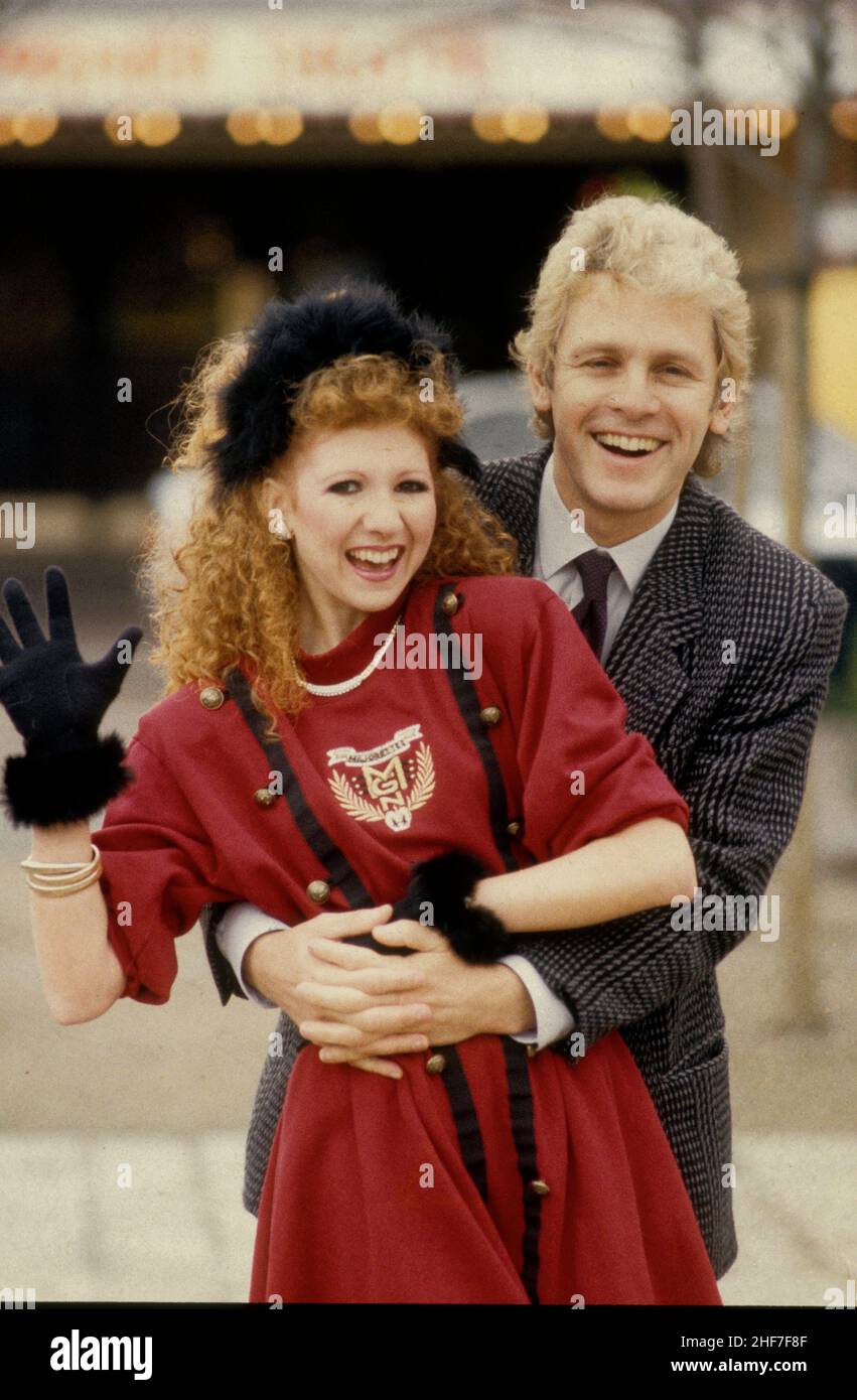 Der Schauspieler Paul Nichola und die Schauspielerin Bonnie Langford treten 1987 in 'Charlie Girl' Birmingham auf Stockfoto