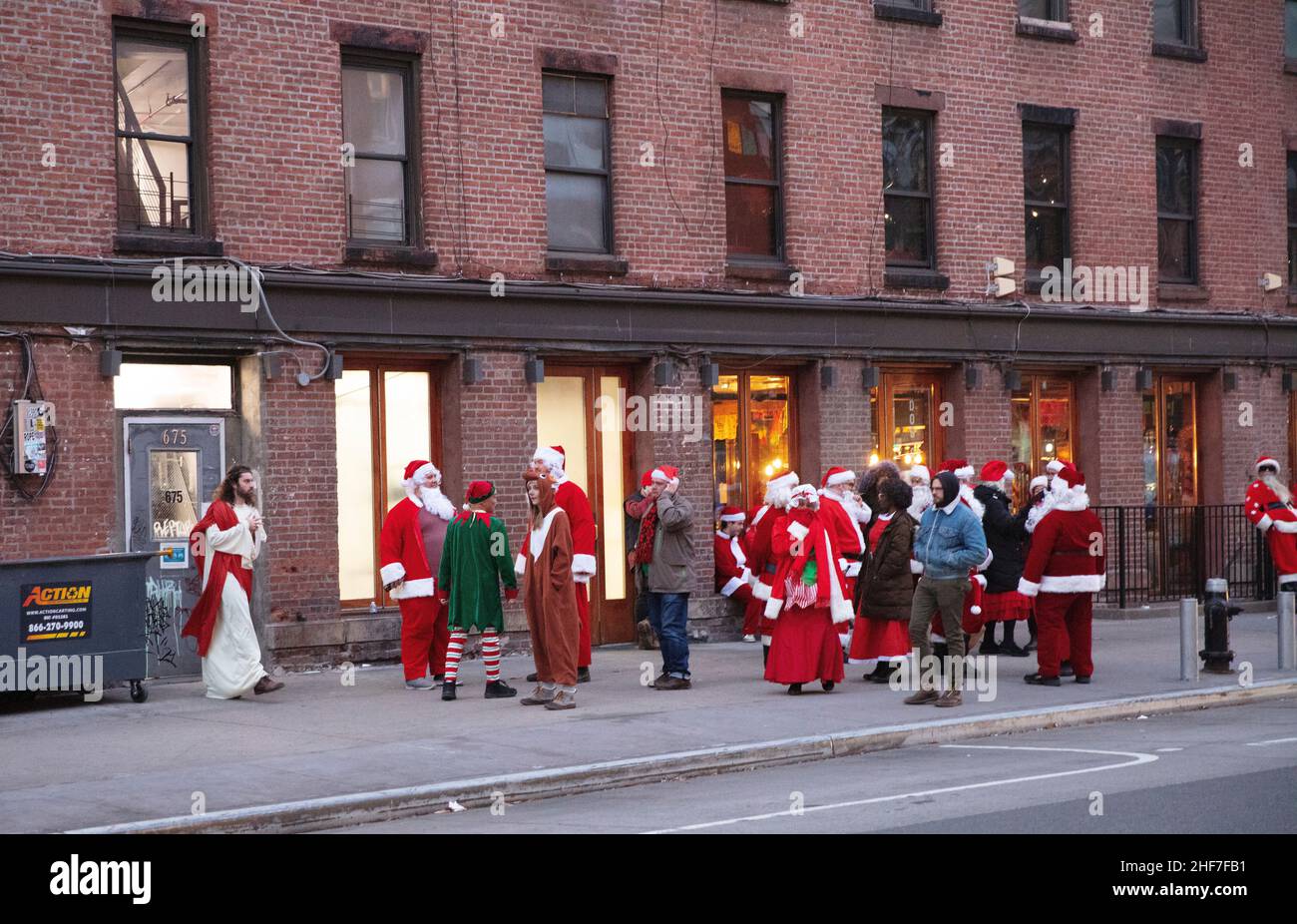 USA, New York City, Manhattan, Greenwich Village, Weihnachtsmänner vor einem Gebäude Stockfoto