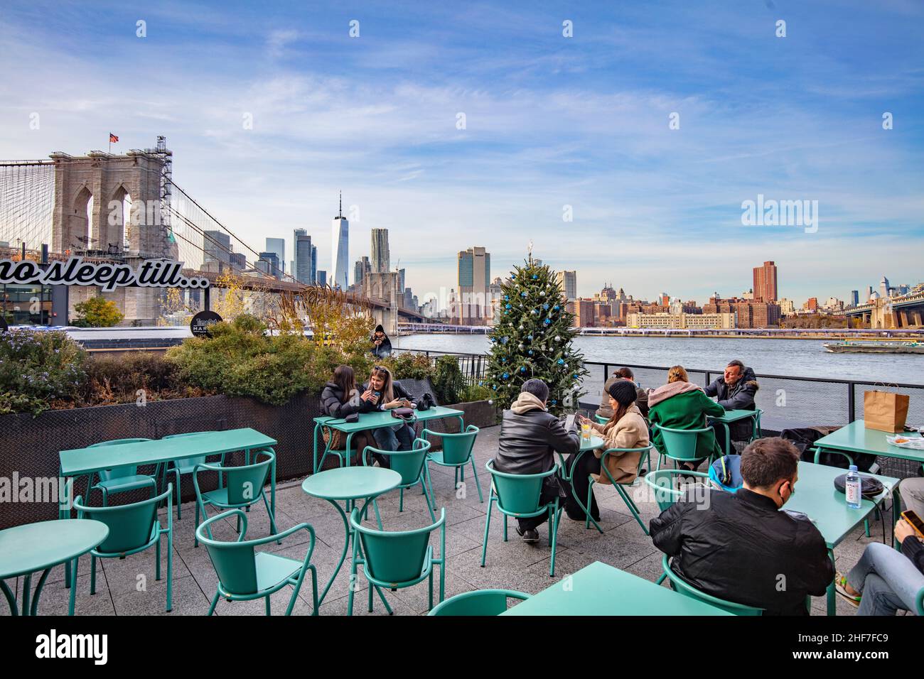 USA, New York City, Manhattan, Brooklyn Bridge, Restaurant, Skyline Stockfoto