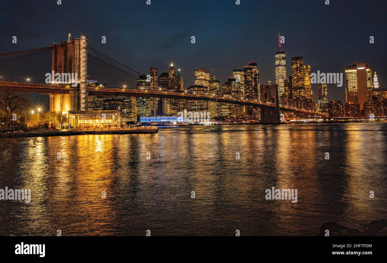 USA, New York City, Manhattan, Brooklyn Bridge, Nacht, Skyline Stockfoto