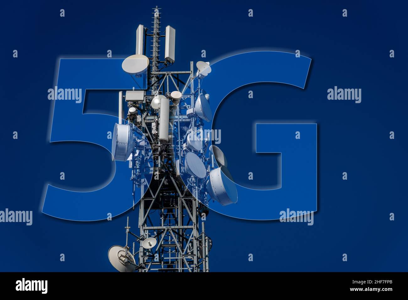 5G-Logo auf blauem Metallturm-Hintergrund mit Telekommunikationsantennen, Hochgeschwindigkeits-5G-Netzwerkkonzept Stockfoto