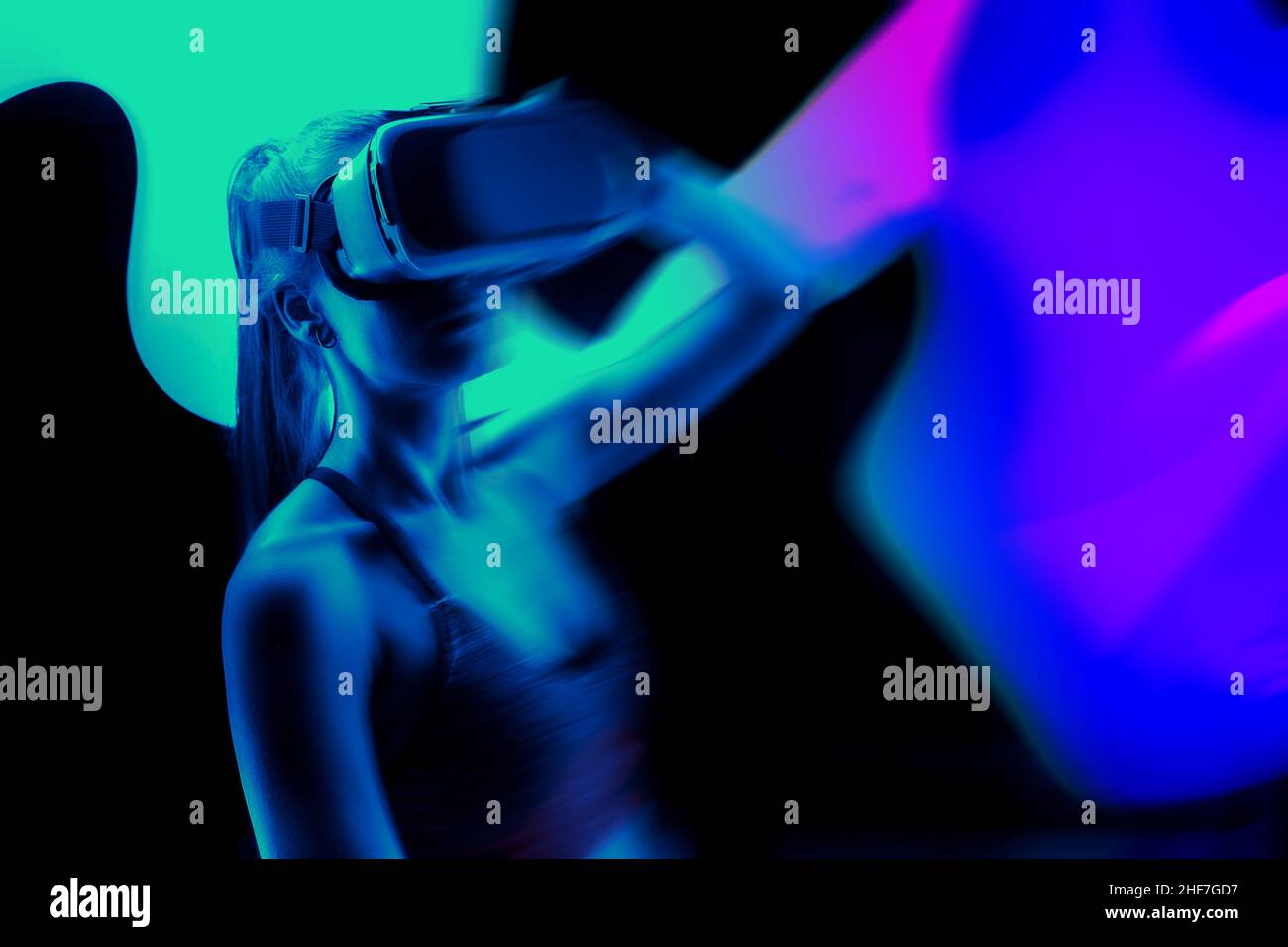 Metaverse Digital Avatar, Metaverse Presence, digitale Technologie, Cyber world, Virtual Reality, Futuristischer Lebensstil. Frau in VR-Brille, die AR spielt Stockfoto