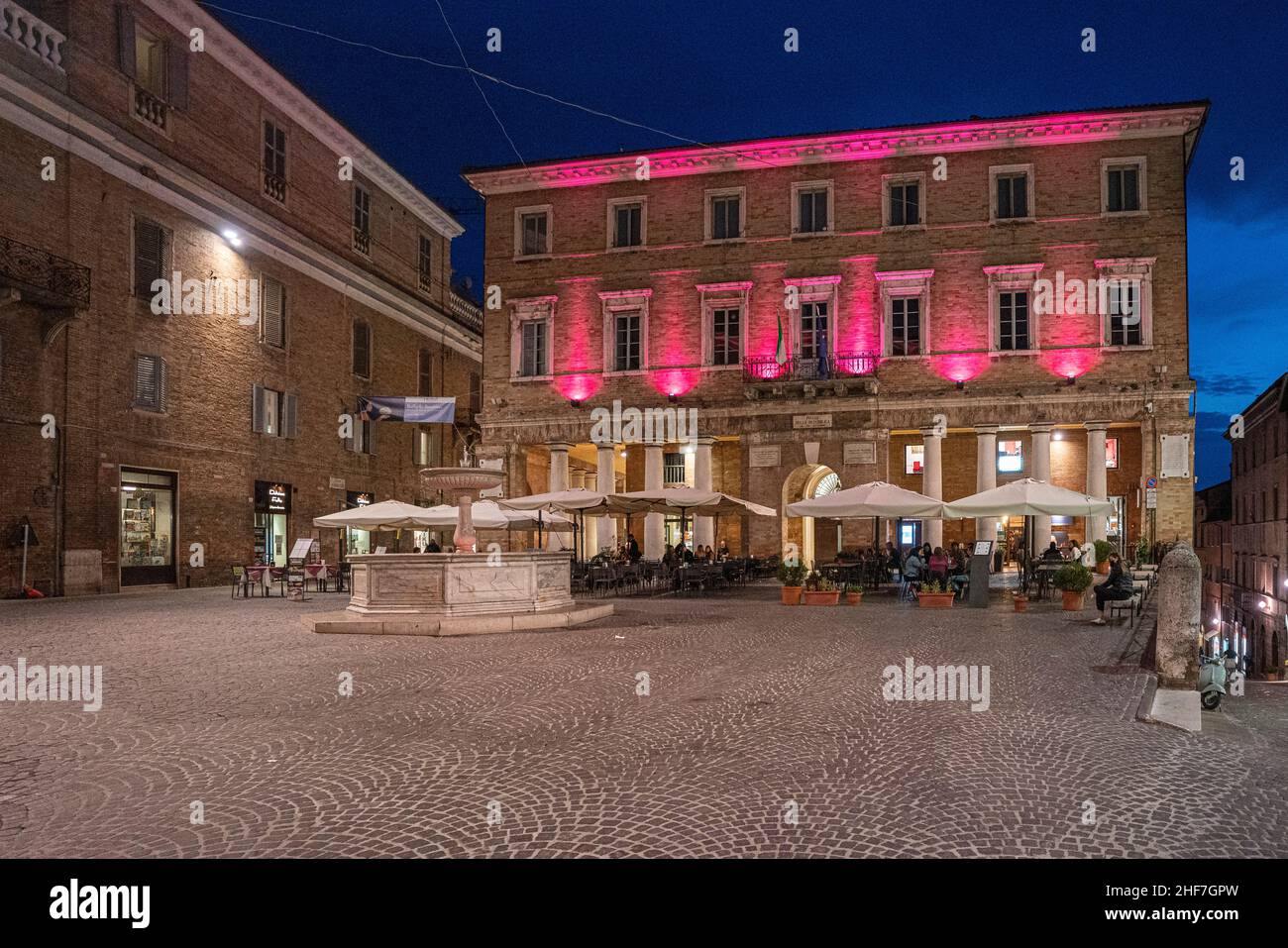 Marktplatz der Weltkulturerbe-Stadt Urbino in der Provinz Pesaro und Urbino, Italien Stockfoto