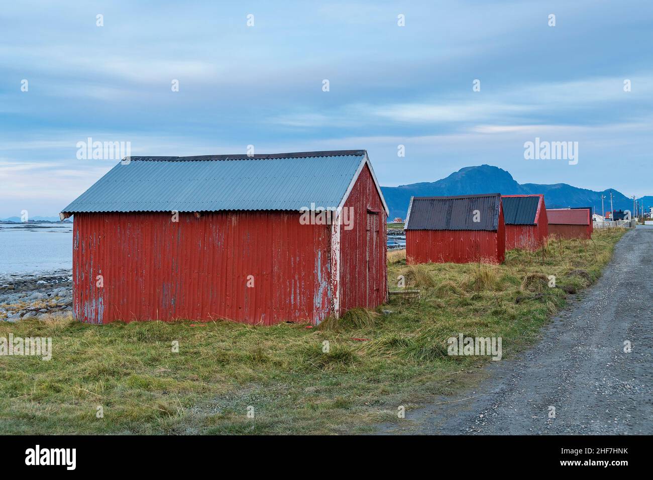 Norwegen, Lofoten, Vestvagøya, Eggum, Fischerdorf, Bootshäuser in typischen roten Farben Stockfoto