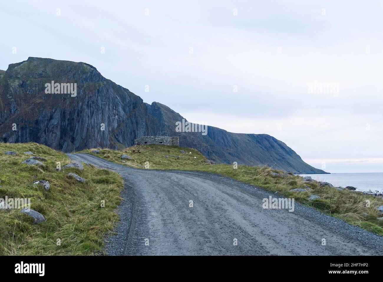 Norwegen, Lofoten, Vestvagøya, Eggum, Küste, Wanderweg, ehemalige Borga-Radarstation Stockfoto