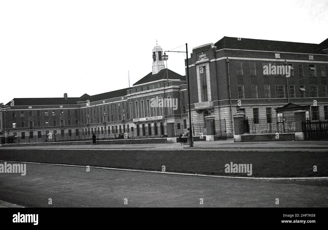 1936, Außenansicht des kürzlich errichteten South East Essex Technical College, Barking, Essex, England, Großbritannien. Das große Gebäude wurde 1936 an der Longbridge Road, Dagenham, als eine der vier regionalen technischen Hochschulen von Essex eröffnet. Das von J. Stuart entworfene Gebäude wurde gebaut, um Bildungseinrichtungen für diejenigen zu bieten, die aus den Slums des Londoner East End gezogen waren, um auf dem kürzlich fertiggestellten Becontree Estate zu leben, dem damals größten öffentlichen Wohngebiet der Welt. Stockfoto