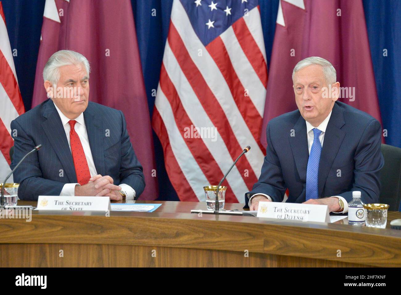 Sekretär Mattis hält Bemerkungen auf der hochrangigen Eröffnungssitzung des ersten strategischen Dialogs zwischen den USA und Katar - 26115028078. Stockfoto