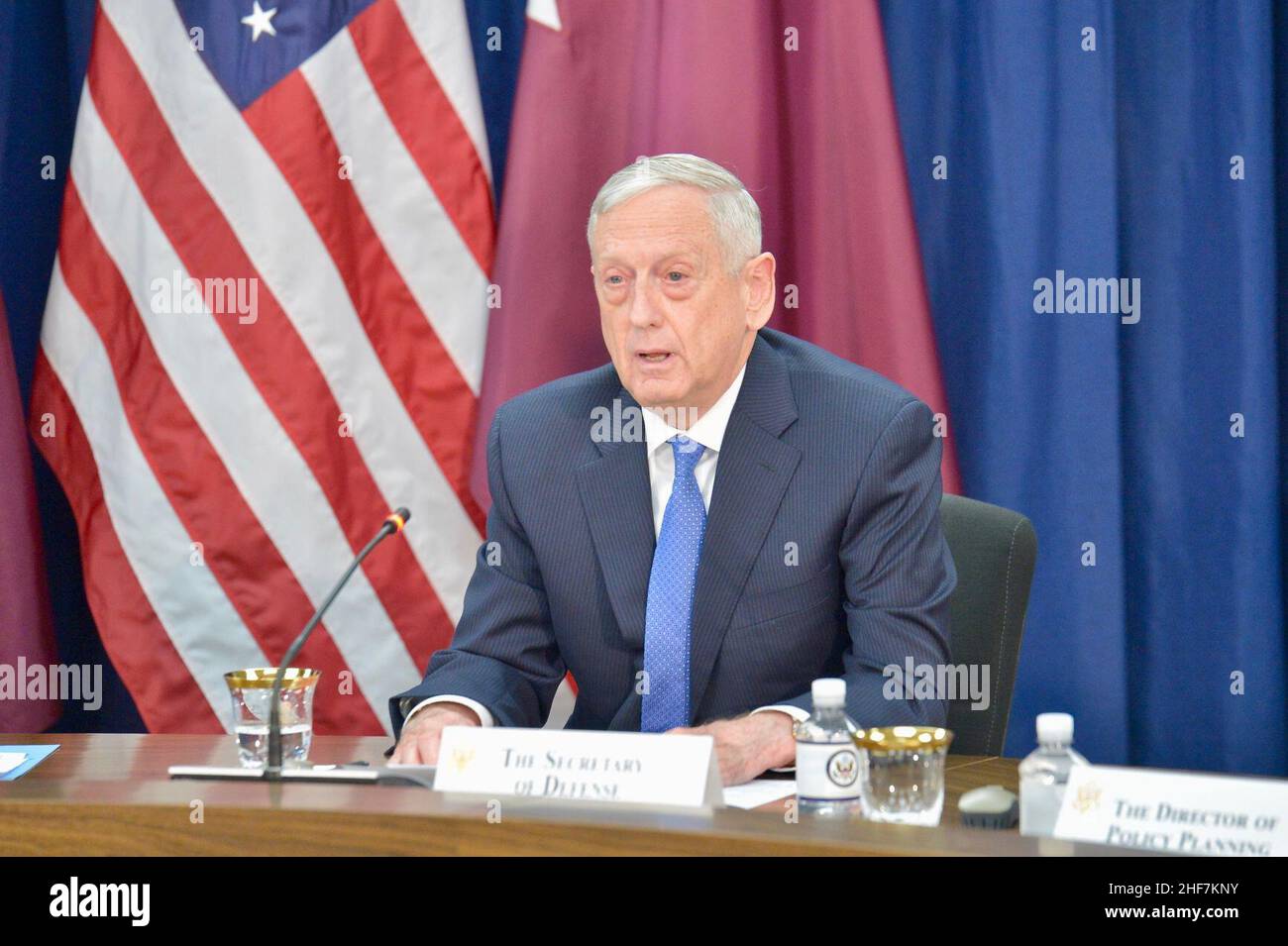 Minister Mattis hält Bemerkungen bei der hochrangigen Eröffnungssitzung des ersten strategischen Dialogs zwischen den USA und Katar. Stockfoto